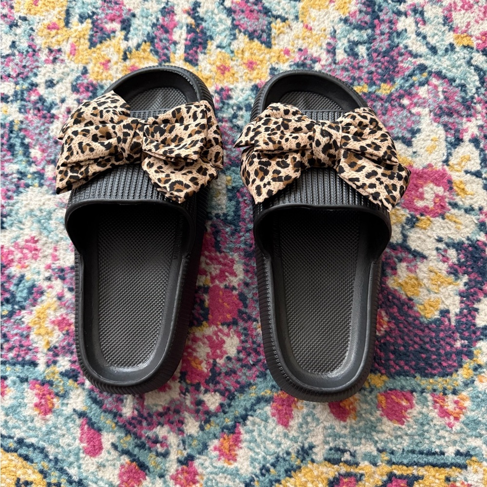 Leopard Bow Black Slides
